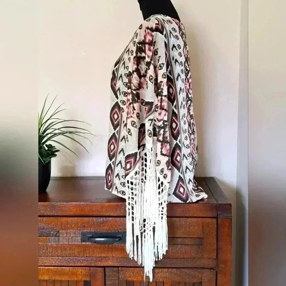 ❤️ Vero Moda Crochet Fringe Print V-neck Top Poncho Size small/medium - Picture 3 of 13